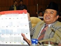 Ketua KPU Melihatkan Contoh SUrat Suara Pemilu 2009